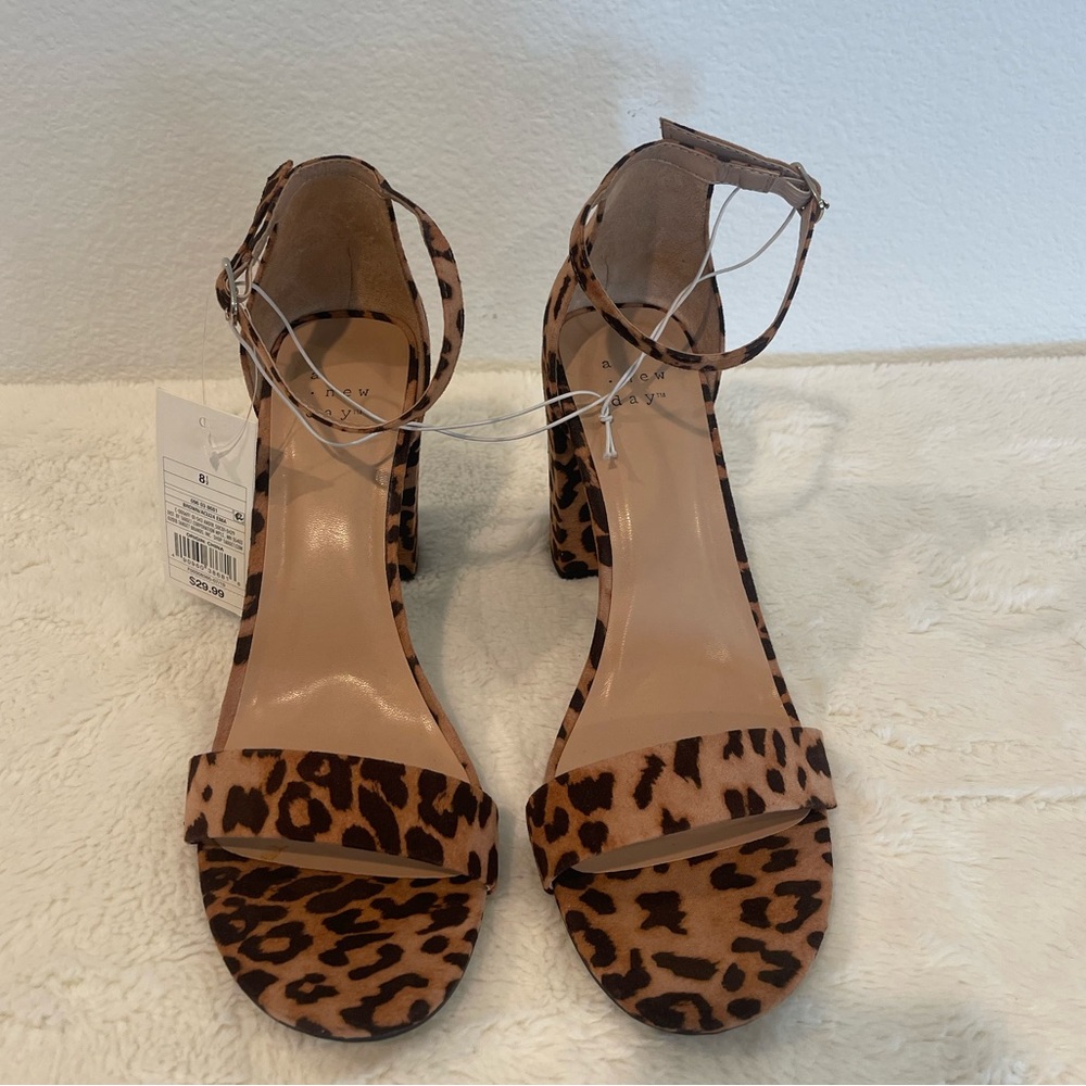 NWT Cheetah Print chunky Heel 8.5